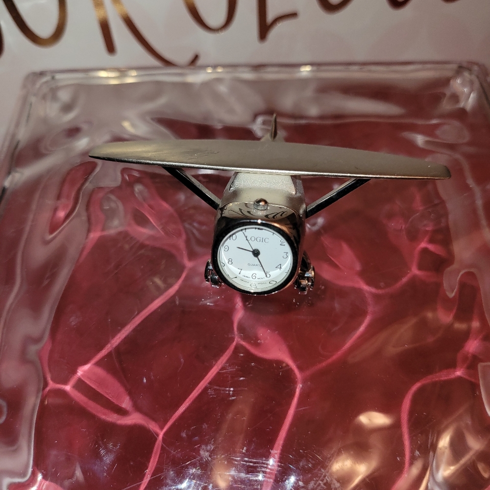 Airplane clock